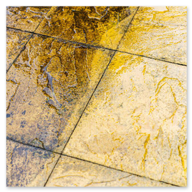 Terrassenreinigung: sauberer Steinbelag nach Reinigung