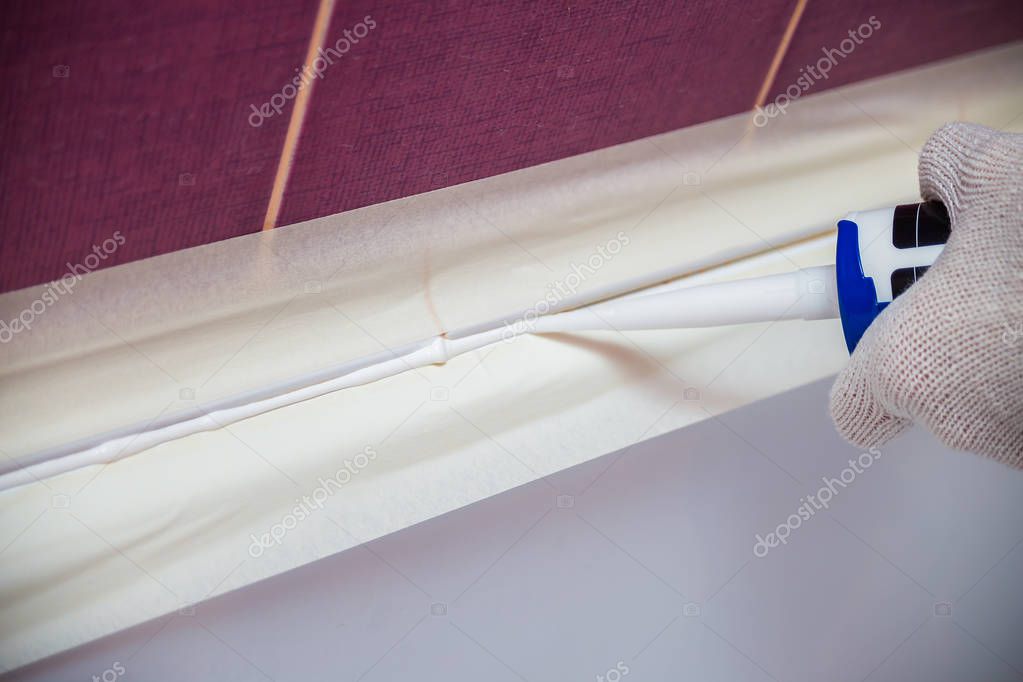 Silikonfuge im Bad wird erneuert