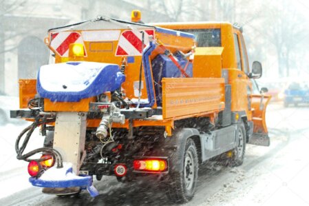 Streufahrzeug beim Winterdienst