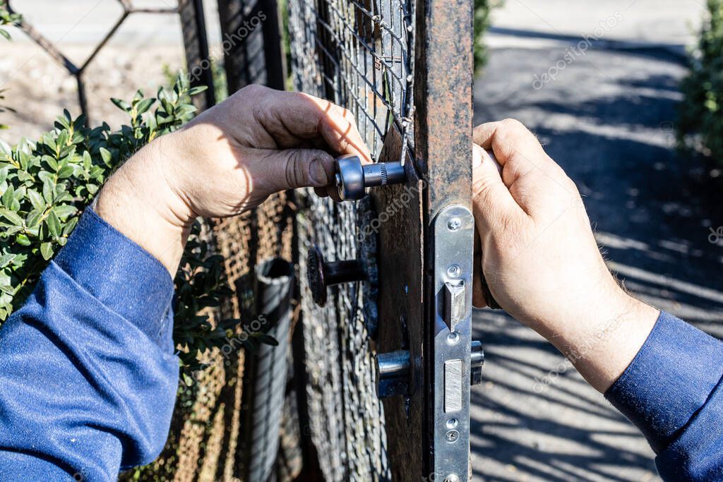 Austausch eines Schließzylinders an der Tür